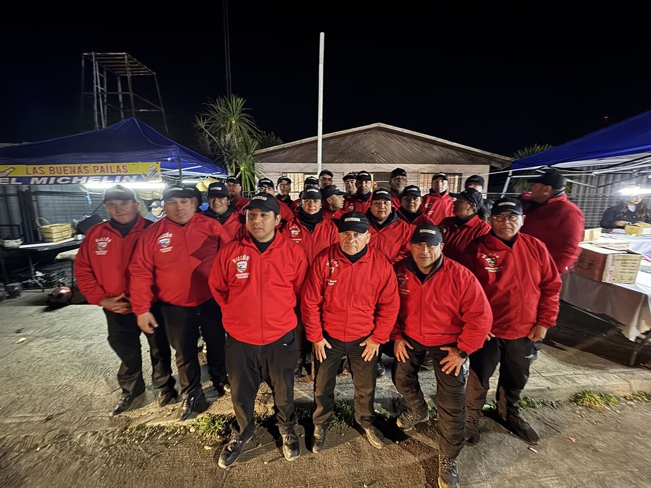 Equipo de guardias de Halcón Seguridad Privada con uniforme institucional