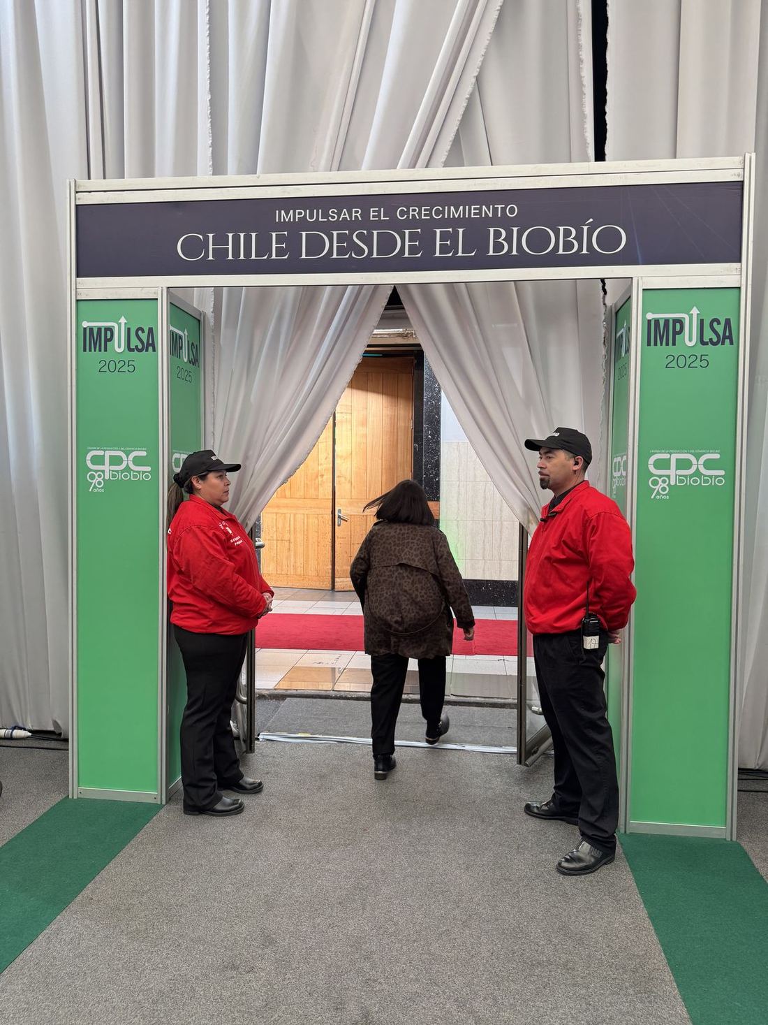 Guardias de Halcón en el control de acceso de una feria corporativa en Concepción